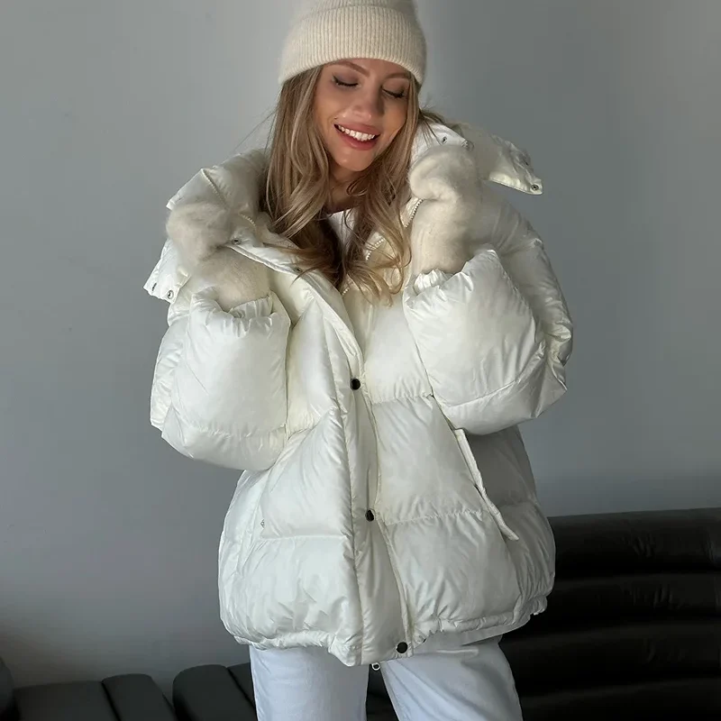 Žieminė pūkinė striukė su pieno spalvos gobtuvu